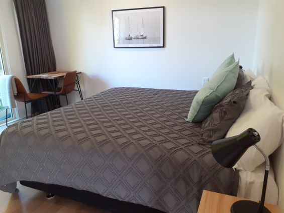 Queen Studio queen-size bed