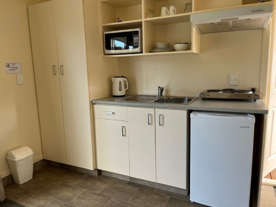 Queen Studio kitchen