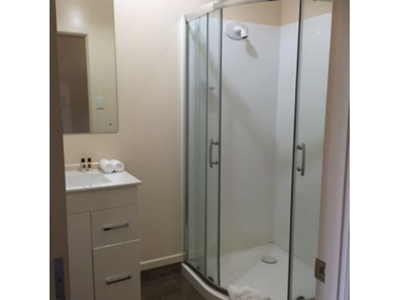 Queen Studio bathroom