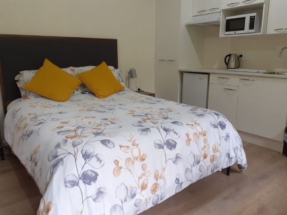 Premium Queen Studio