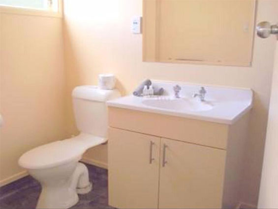 King Studio bathroom