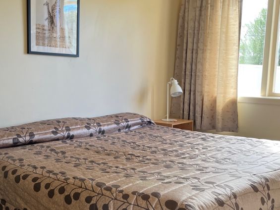 3-Bedroom Family Room king-size bed